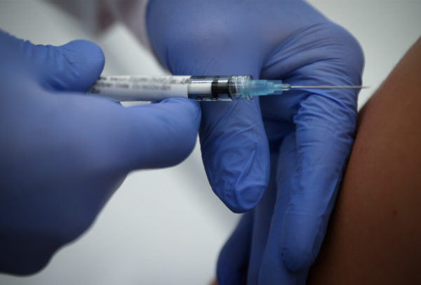 AstraZeneca comienza ensayo masivo de su vacuna contra COVID-19 en EU