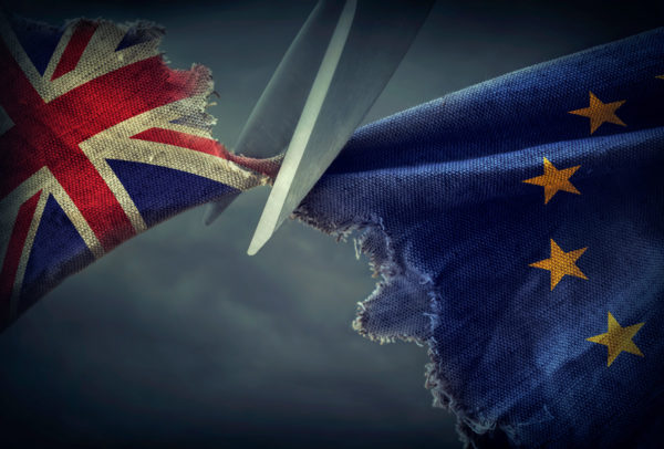 Reino Unido quiere romper el acuerdo de Brexit y la UE le envía una advertencia