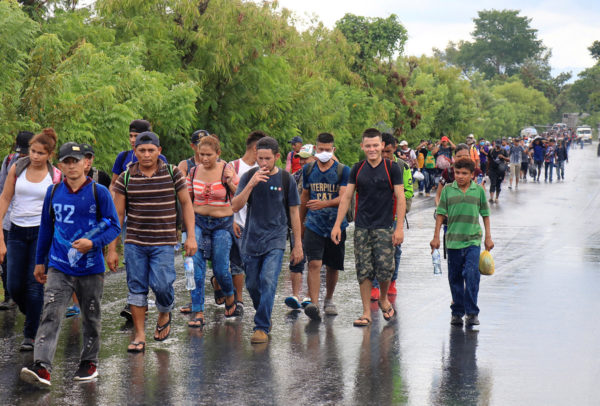 Nueva caravana migrante cruza Guatemala y se dirige a México