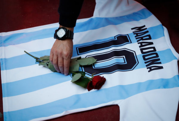“Como si hubiera muerto mi padre”; Argentina despide a Maradona en Casa Rosada