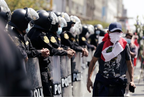 Crisis política en Perú: Protestas provocan renuncia de presidente interino