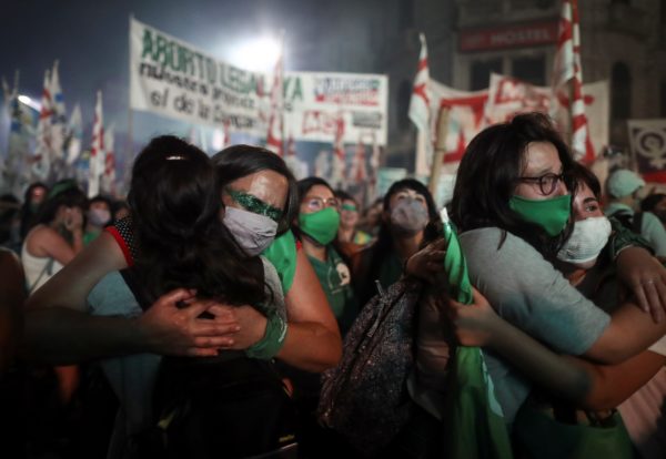 Congreso argentino convierte en ley proyecto que legaliza el aborto