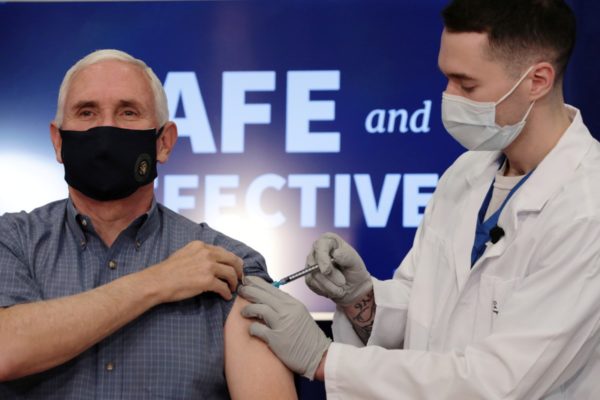 Mike Pence recibe vacuna de COVID-19 para demostrar que es segura