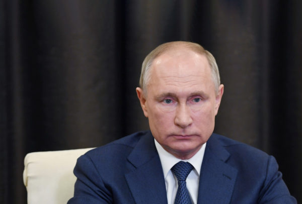 Vladimir Putin se administra la nueva vacuna nasal rusa contra Covid-19