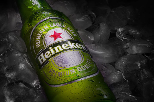 La cervecera Heineken fabrica hielo carbónico para vacunas anti COVID-19