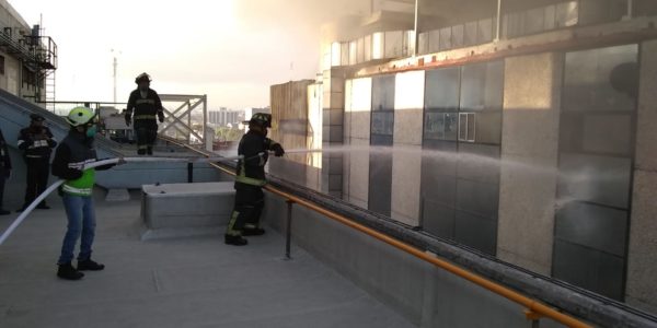Se reporta un fuerte incendio en las oficinas del metro en CDMX