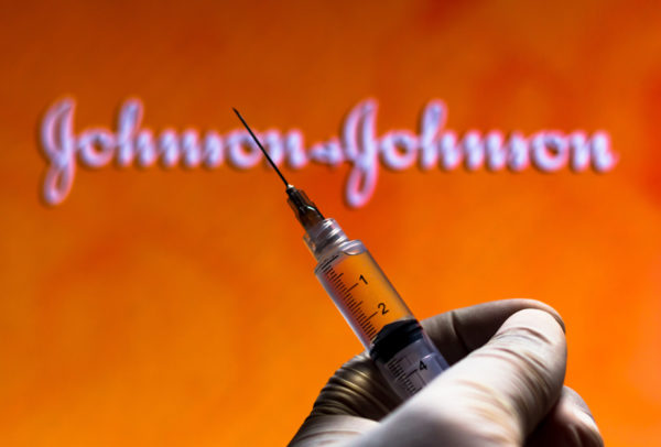 Johnson & Johnson dice que su vacuna para el COVID-19 sería lanzada en marzo