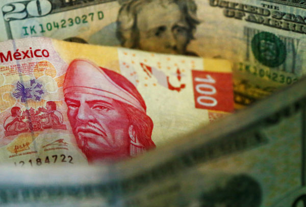 Peso se fortalece frente al dólar, a la espera de decisión de Banxico