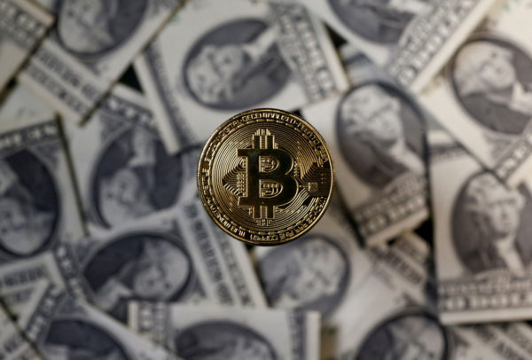 Estadounidenses invertirán en bitcoin y acciones con sus cheques de ayuda del gobierno