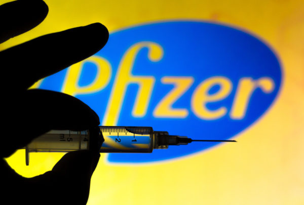 Personas vacunadas con Pfizer probablemente necesitarán tercera dosis