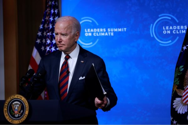 Biden se compromete a que EU reduzca la mitad de emisiones contaminantes en 2030