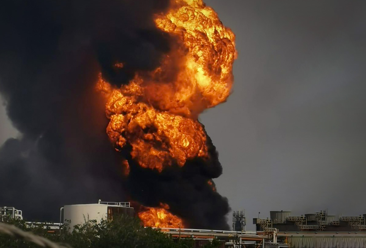Аварии взрывы катастрофы. Взрыв на нефтеперерабатывающем заводе. Взрыв бомбы. Бомбят нефтеперерабатывающие заводы.