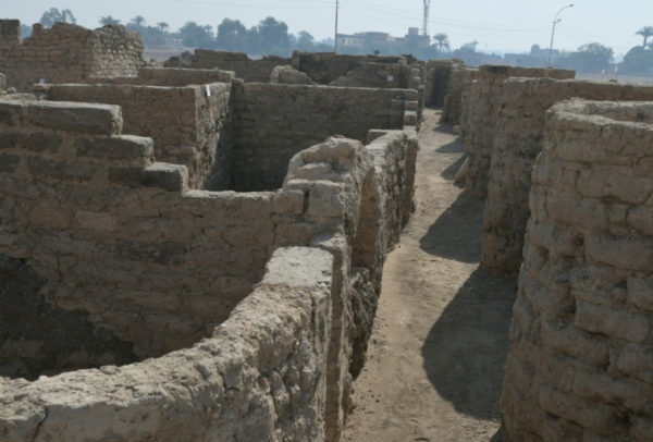 Resurge una ciudad perdida en Luxor, Egipto, de casi 3,000 años de antigüedad