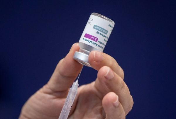 Reino Unido recomienda no usar vacuna de AstraZeneca en menores de 30 años
