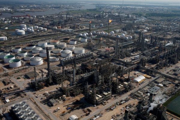 EU autoriza a Pemex comprar la refinería Deer Park de Shell