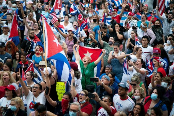 Protestas en Cuba aumentan riesgo de contagios de COVID-19, alerta la OPS