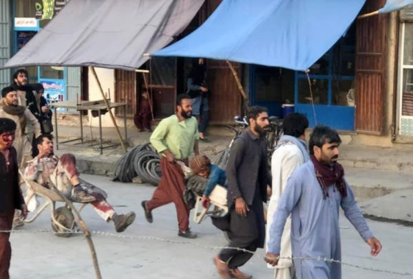 Atribuyen explosión junto a aeropuerto de Kabul a ataque terrorista; militares de EU heridos