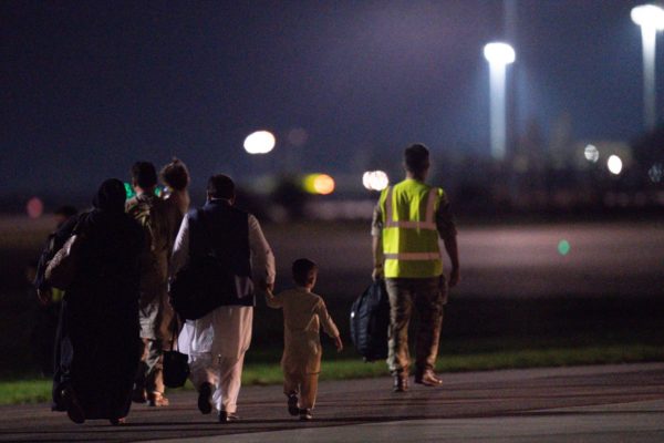 Suman 170 fallecidos por atentados en Kabul; miles esperan en aeropuerto a ser evacuados