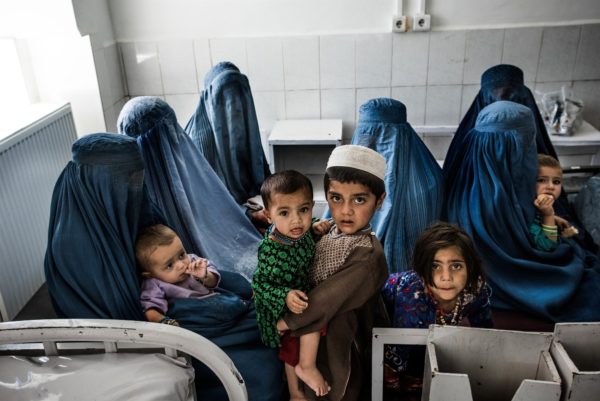 Afganistán: Educación y empleo para las mujeres, una promesa de los Talibán llena de escepticismo