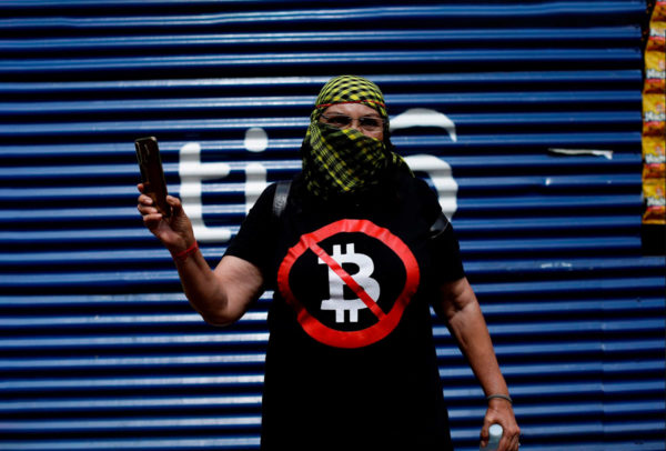 El Salvador le hace ‘el feo’ al Bitcoin a días de entrar en curso legal