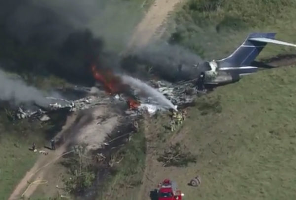Se estrella avión en Texas con 21 personas a bordo; reportan 1 herido