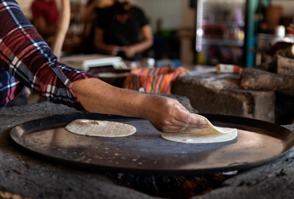 ¿Será que te casas? 6 supersticiones típicas de la cocina mexicana