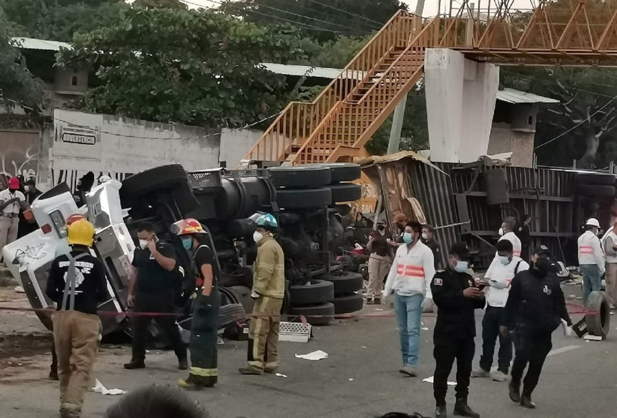 Mueren 55 migrantes tras volcadura de un camión donde viajaban en sureste de México