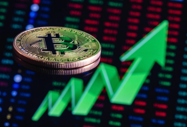 Bitcoin cotiza en 49 mil dólares tras desplome de fin de semana
