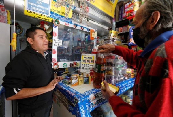 Pequeños comerciantes mexicanos advierten sobre aumento de precios y contagios
