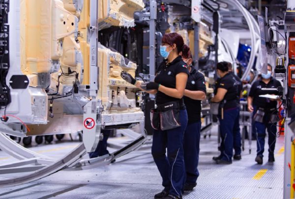 Cayó la producción de automóviles en México un 2% en 2021 por falta de chips