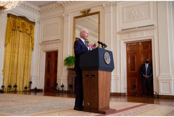 Biden amplía sanciones contra grandes bancos y oligarcas rusos, no mandará tropas a Ucrania