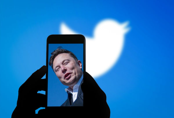 Elon Musk impone límites de lectura y posts en Twitter