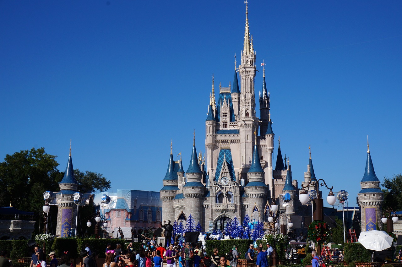 ¿Quieres trabajar en Disneyland? Mickey abre vacantes a extranjeros y paga más de 83 mil pesos al mes