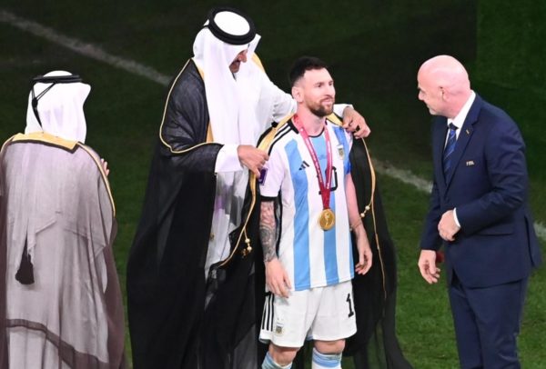 ¿Qué es el ‘bisht’, la capa con la que vistieron a Messi al levantar la Copa del Mundo?