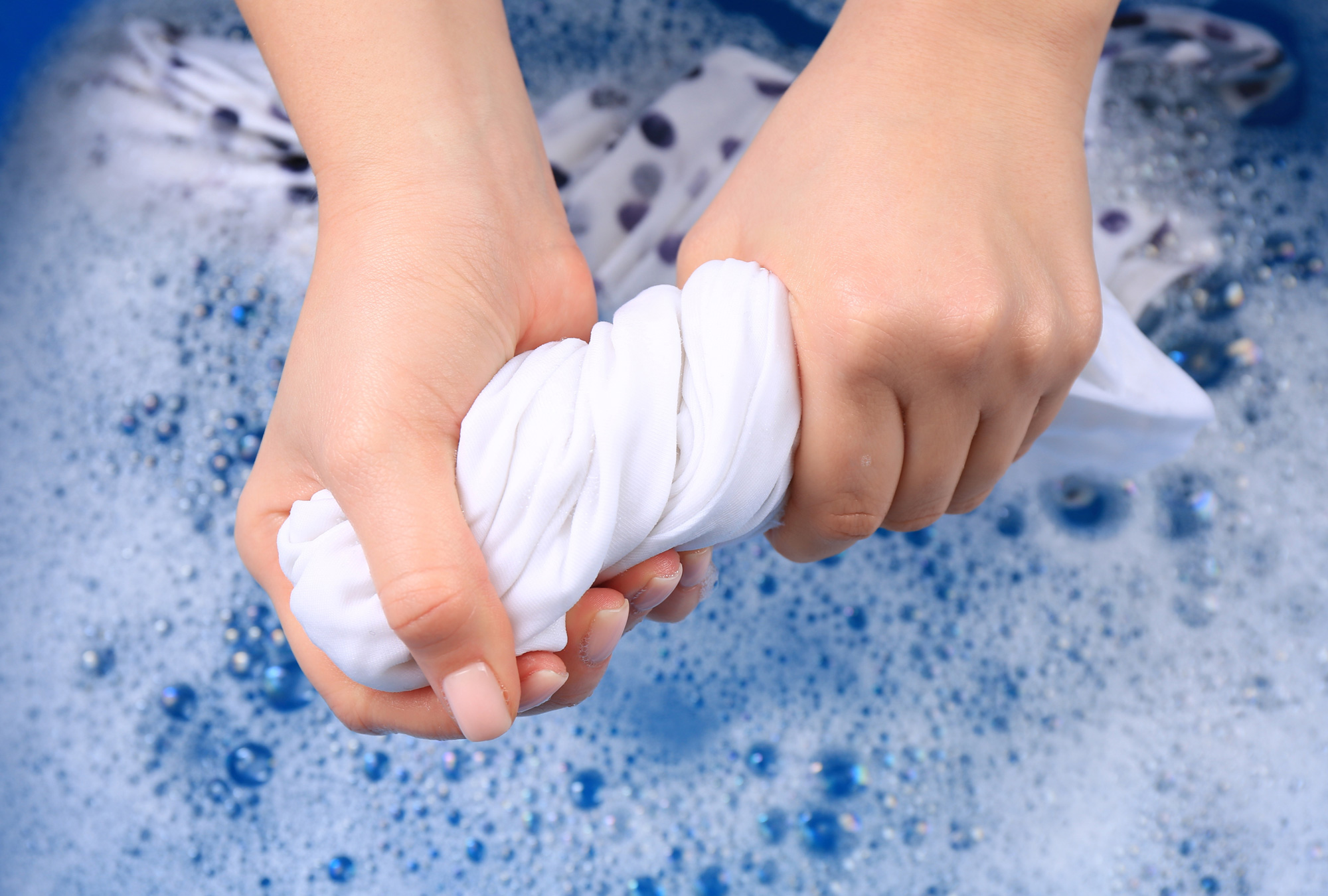Cómo lavar tu ropa blanca 'sin morir en intento'? Tips para que quede como nueva - Nivel