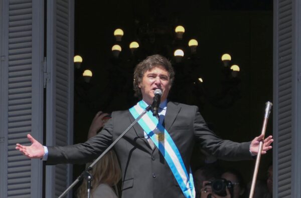 Milei asume como presidente de Argentina y anuncia fuerte ajuste fiscal