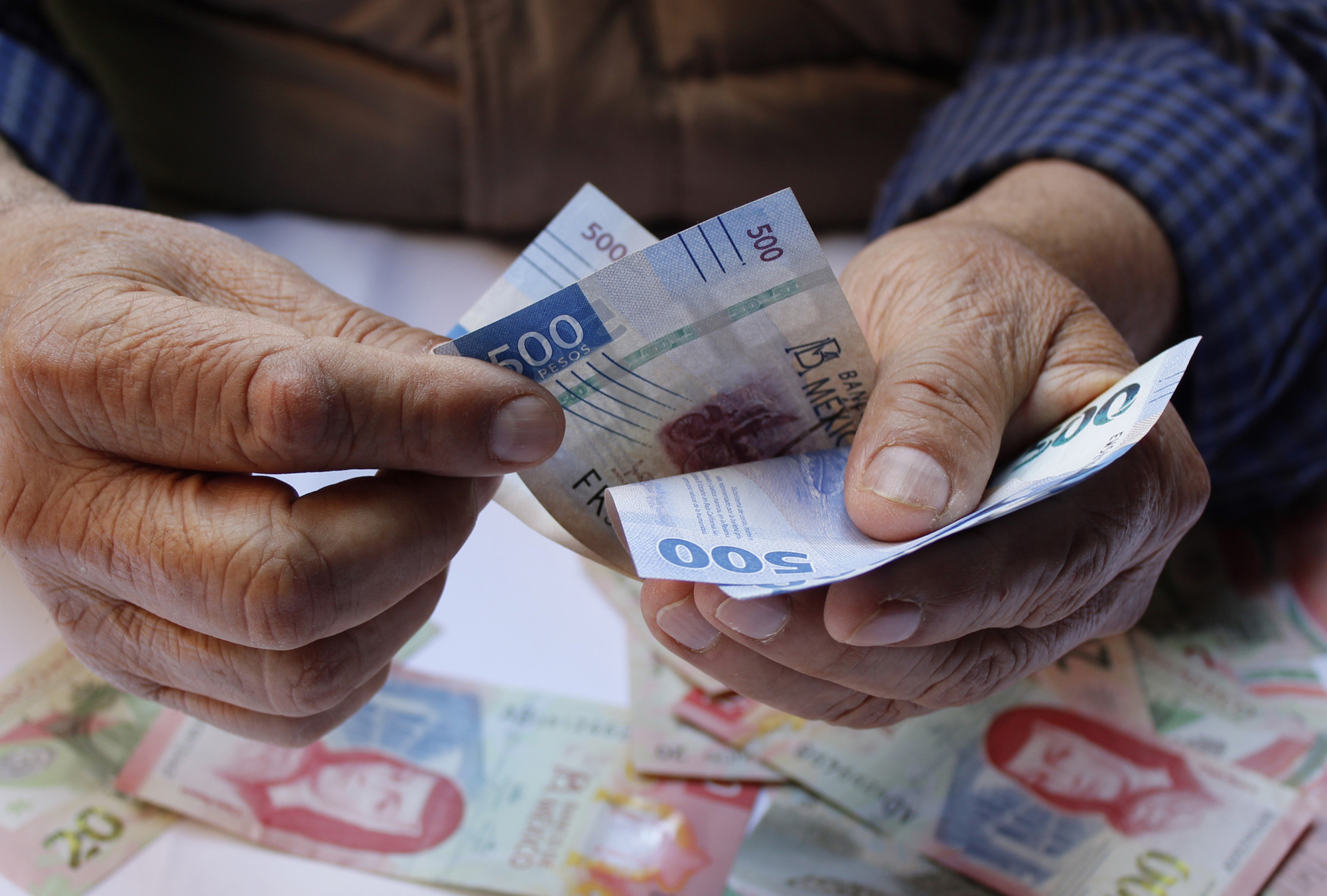 Mexicanos son optimistas sobre sus finanzas, pero cuidan sus gastos: TransUnion
