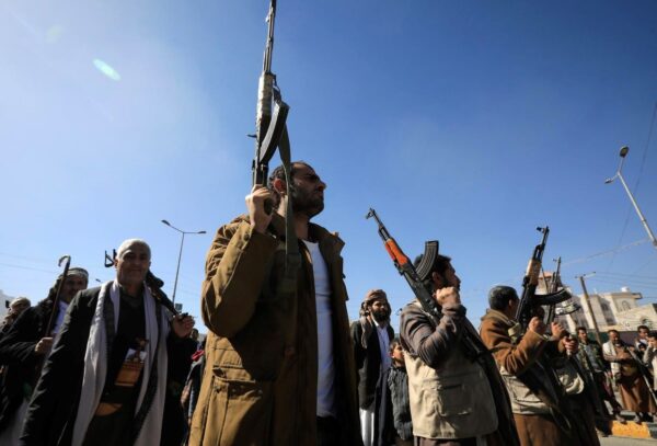 EU y Reino Unido bombardean bases de rebeldes hutíes en Yemen