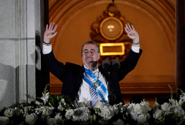 “Nunca más el autoritarismo”: Bernardo Arévalo asume presidencia de Guatemala