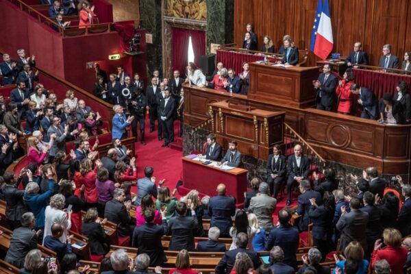 Francia incluye el derecho al aborto en su Constitución