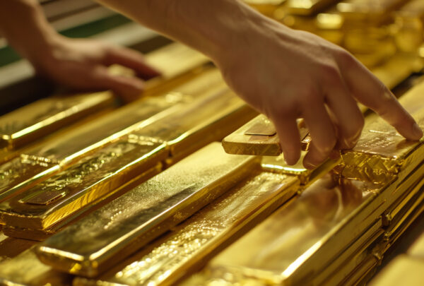 Oro continúa al alza y tiene nuevo récord; su precio supera los 2,000 dólares