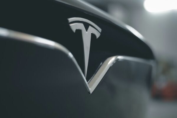 China otorgaría permiso a Tesla para lanzar autos que se conducen solos