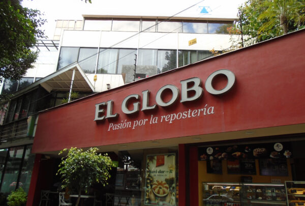¿Cuál es la historia de la pastelería El Globo y quién es su dueño?