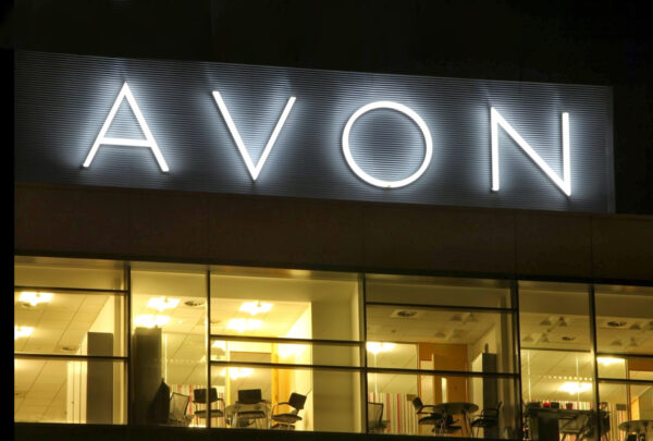¿Cuál es la historia de Avon, la empresa líder en cosméticos y quién es su dueño?