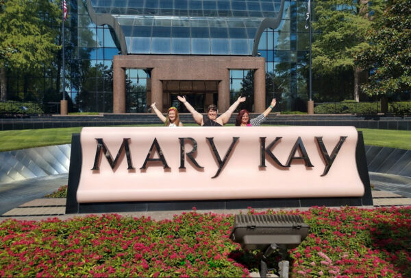 ¿Cuál es la historia de Mary Kay, su filosofía y quién es su actual dueño?
