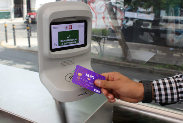 Así puedes pagar el Metrobús con tu tarjeta de Oxxo