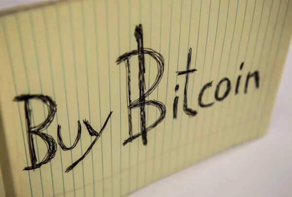 Subastan hoja con la leyenda “Buy Bitcoin”: Pujas suben a 145,904 dólares
