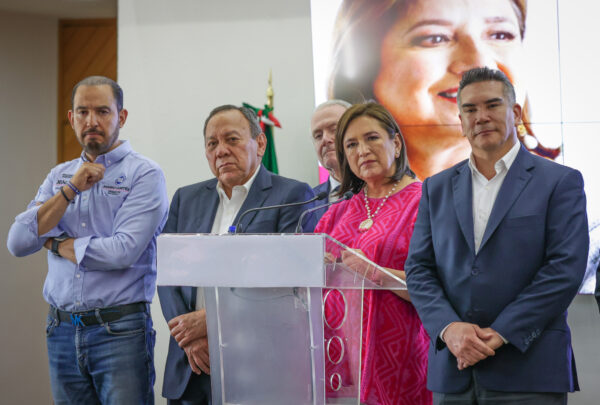 Xóchitl Gálvez pide al INE cancelar las mañaneras de AMLO
