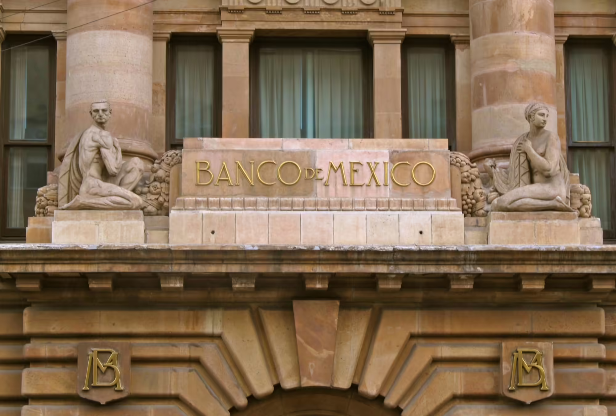Banxico abre la puerta a nuevos recortes de tasas, pero evalúa seguir a la Fed