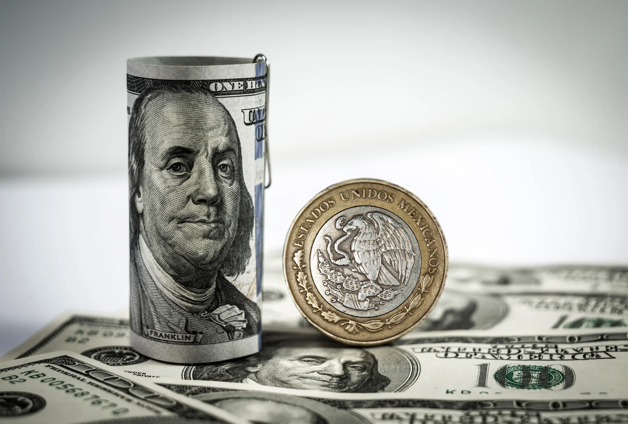 Peso avanza contra el dólar tras datos de empleo en Estados Unidos, pero aún cae 7.9% contra sus mínimos del 2026